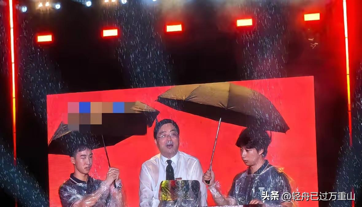浙江工业大学新生见面会，两个愣头青打伞，校长“献丑”了，看得出来这场雨就只有校长