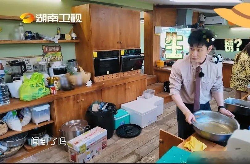 黄晓明的反应，属实让人心疼！王俊凯：“什么东西生锈了，闻到了吗？”黄晓明一脸茫然