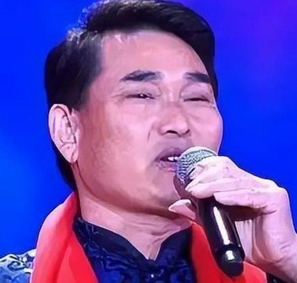 “大衣哥”朱之文在2026年8月15日接受《第一现场》专访。
他说：“我不看‘黑