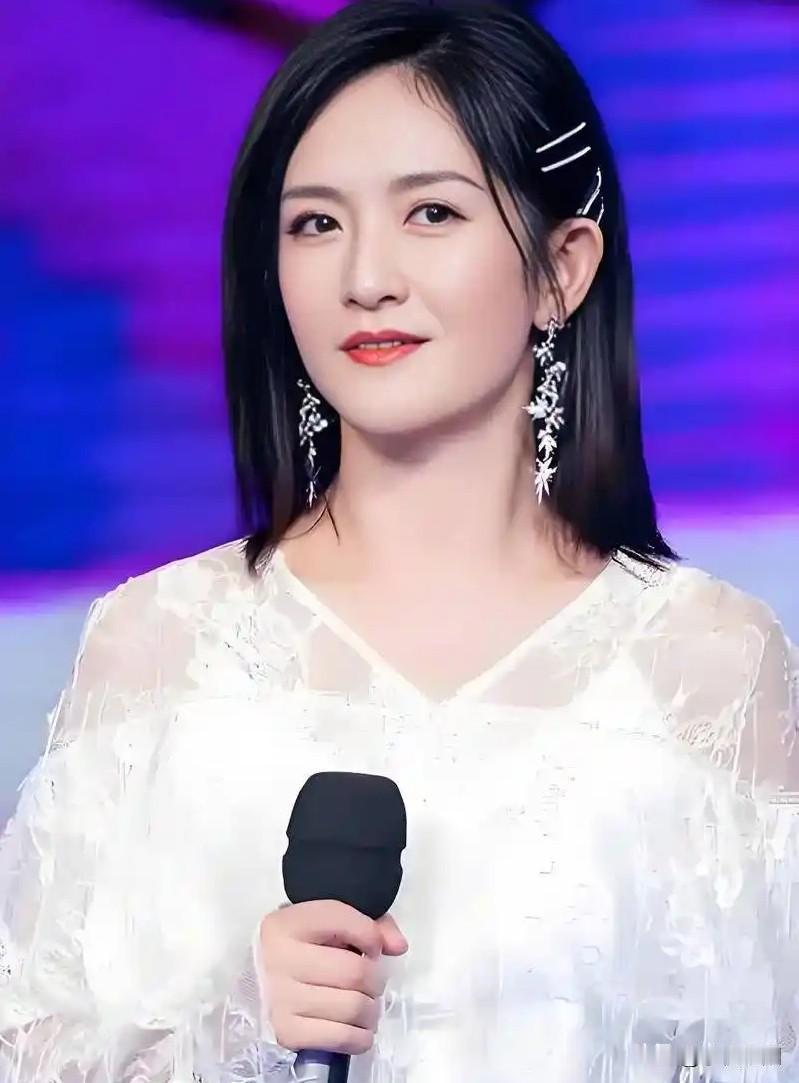 谢娜连夜紧急关闭评论区
能用上连夜、紧急这种词语
可以看出全国各地的网友们对谢娜