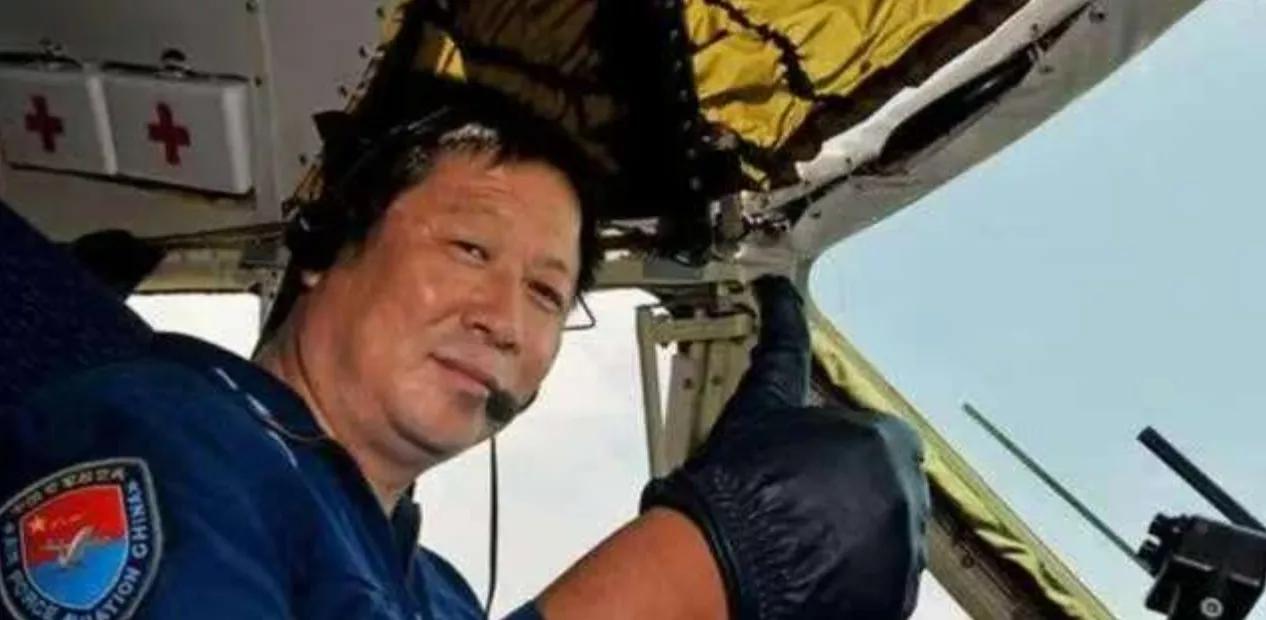 一次，试飞员张新文驾机正在 7000 米高空飞行，突然，他感觉耳膜剧痛，眼睛发胀