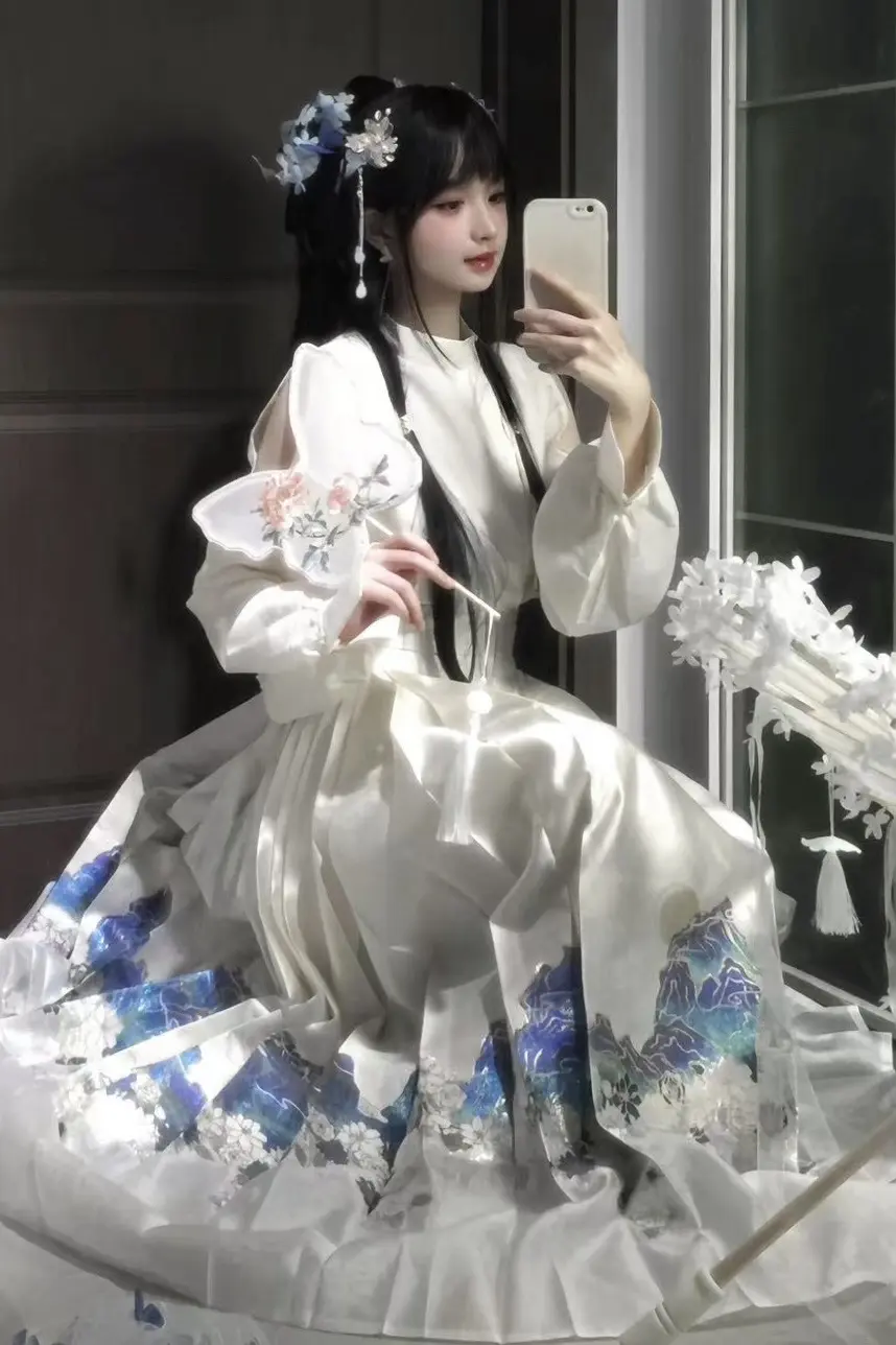 “似蝴蝶，翩跹而来。”