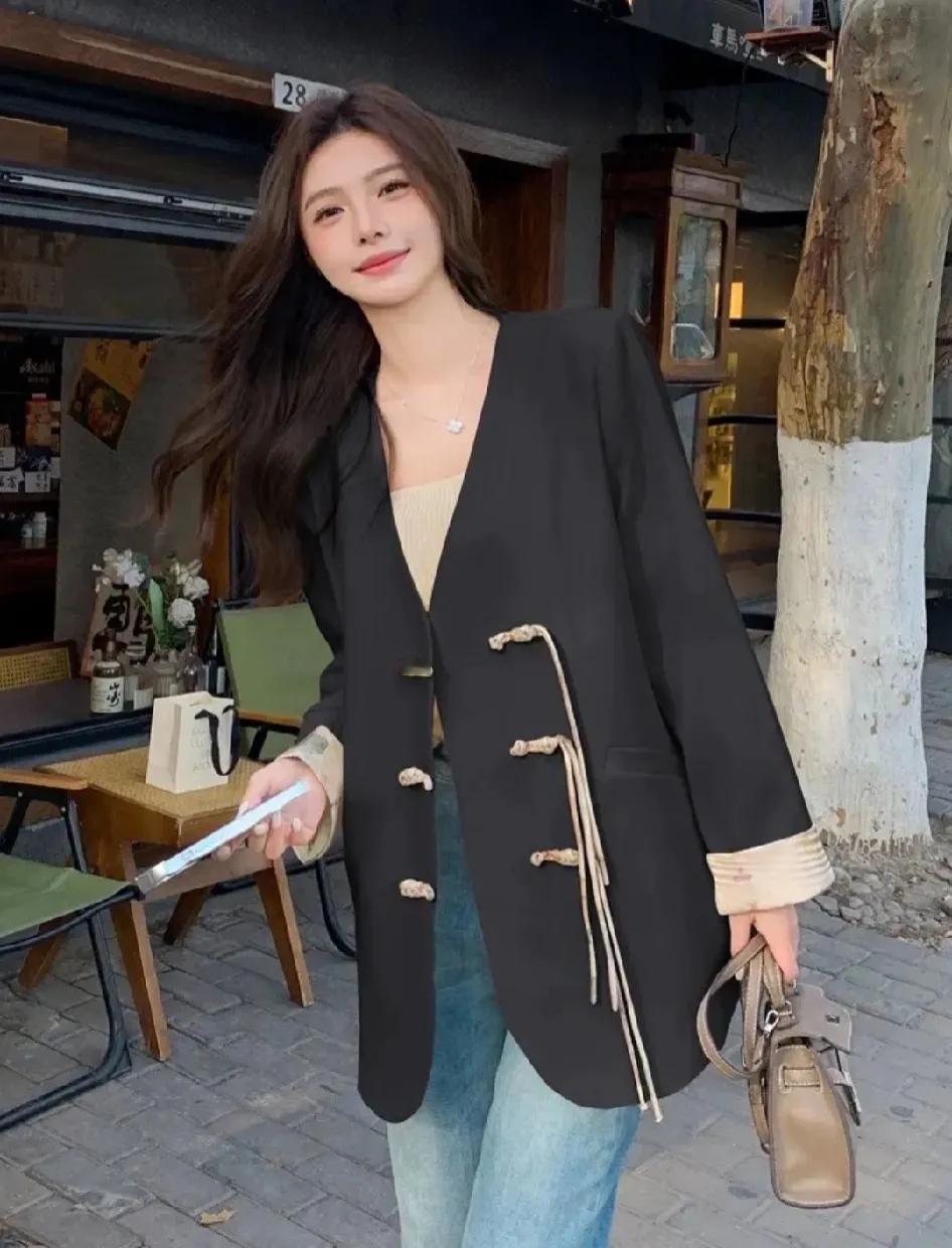 这件小西装有点意思
盘扣设计，尽显国风美
宽松版型，尽显慵懒休闲美
而且显瘦效果