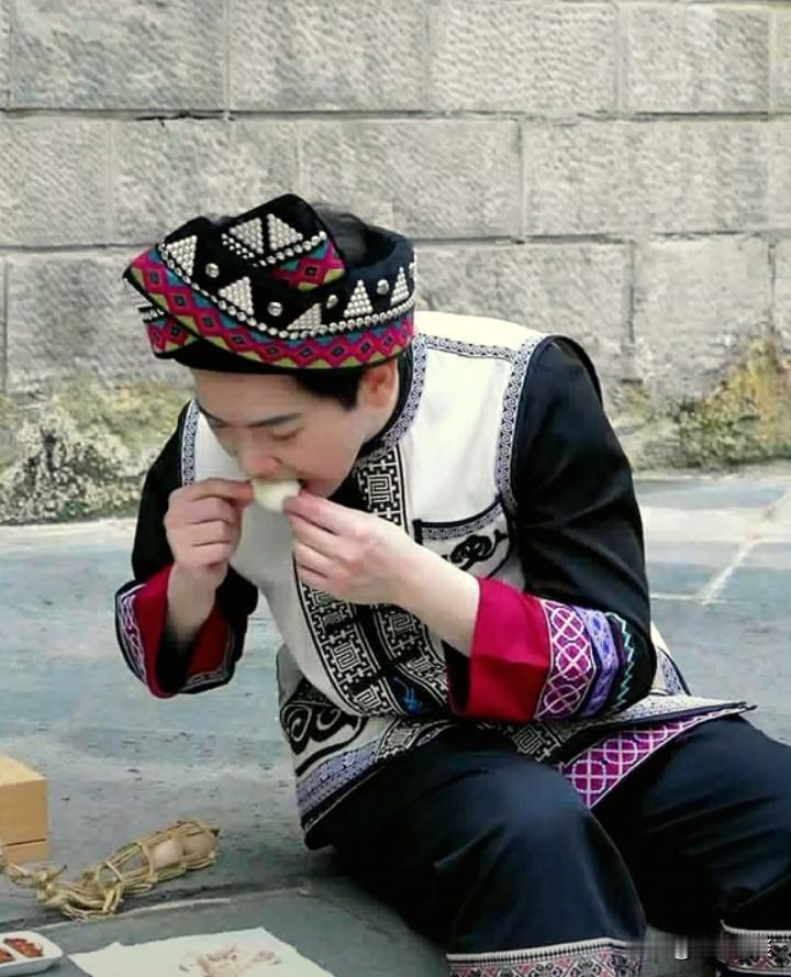 也不知道温泉煮鸡蛋啥味？
看着董宇辉和传熙吃的津津有味，几口一个温泉煮鸡蛋下肚，