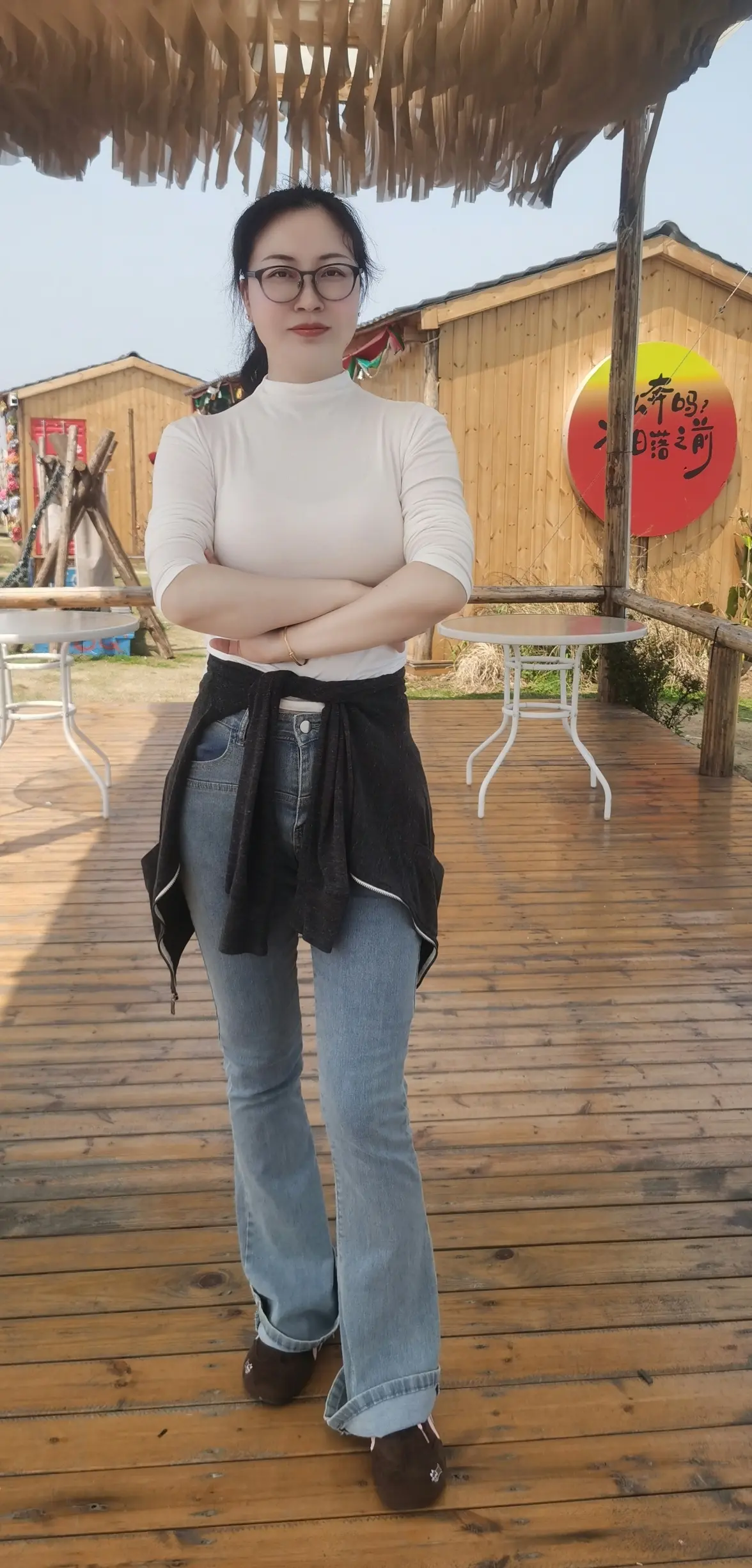 "半生风雨，一身遗憾，才懂世事难两全。一边是生活，一边是心意，怎么选都...