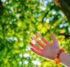 “等着别人来爱你，不如自己努力爱自己。” 