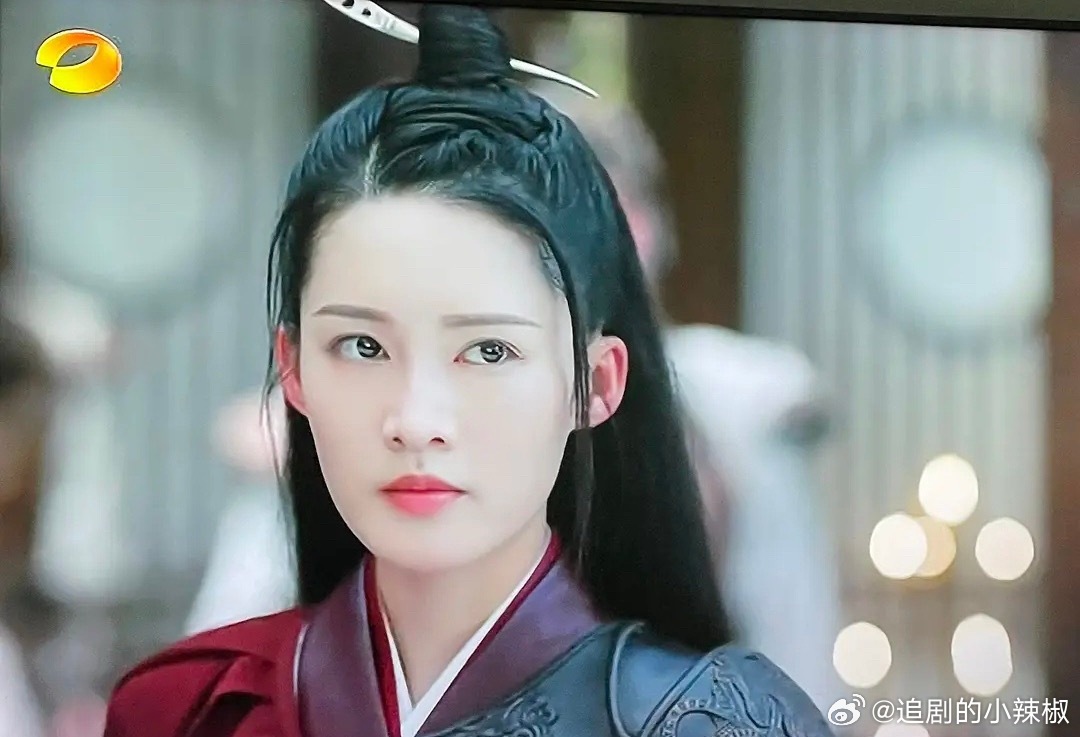 看得出来女主也没压妆 