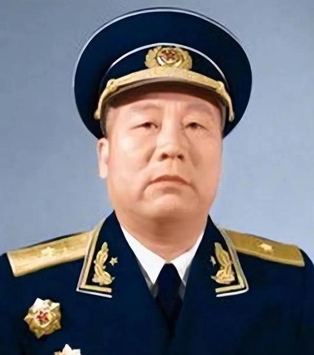 1945年，中苏军方宴会上，苏军和曾克林开玩笑，“你喝一杯酒，我就给一座军火库。