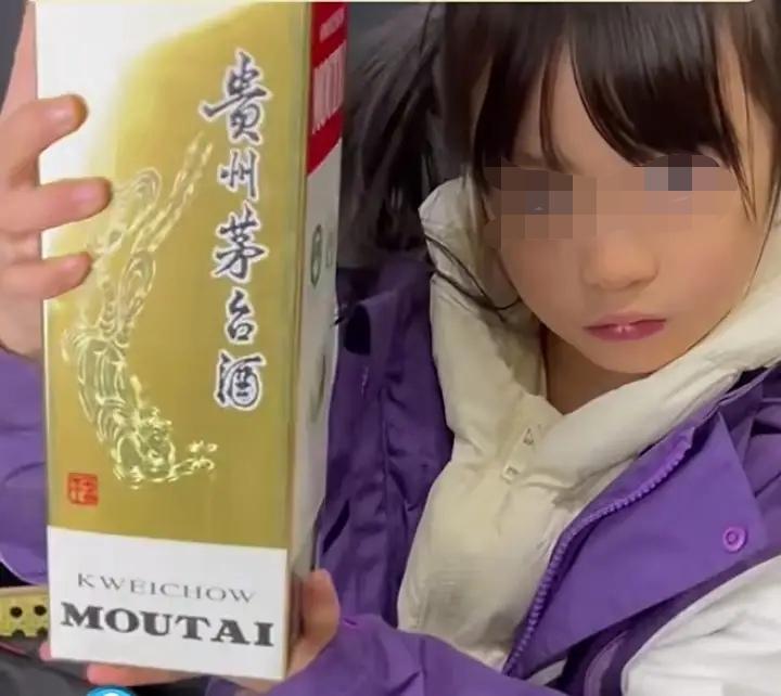 小女孩适合同桌私下交换的物品，幸亏不是在跳蚤市场买的，因为孩子根本不知道物品的贵