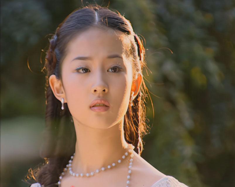 这个镜头把刘亦菲拍得绝美，柔和的光影洒落在头发和面颊之上，梦幻感十足。
#金粉世