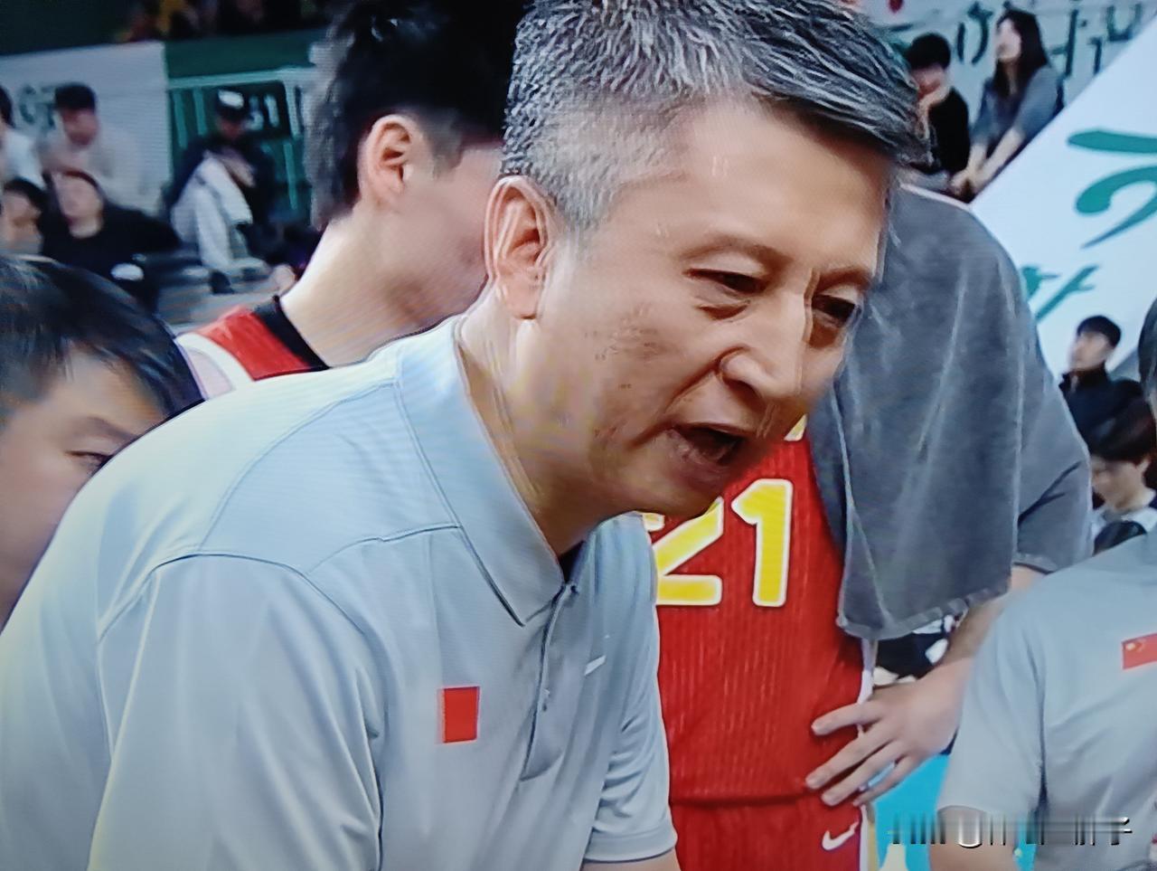 这帮人这是要做掉郭士强的节奏啊！世界杯预选赛，中国男篮与韩国第二场上半场结束，今