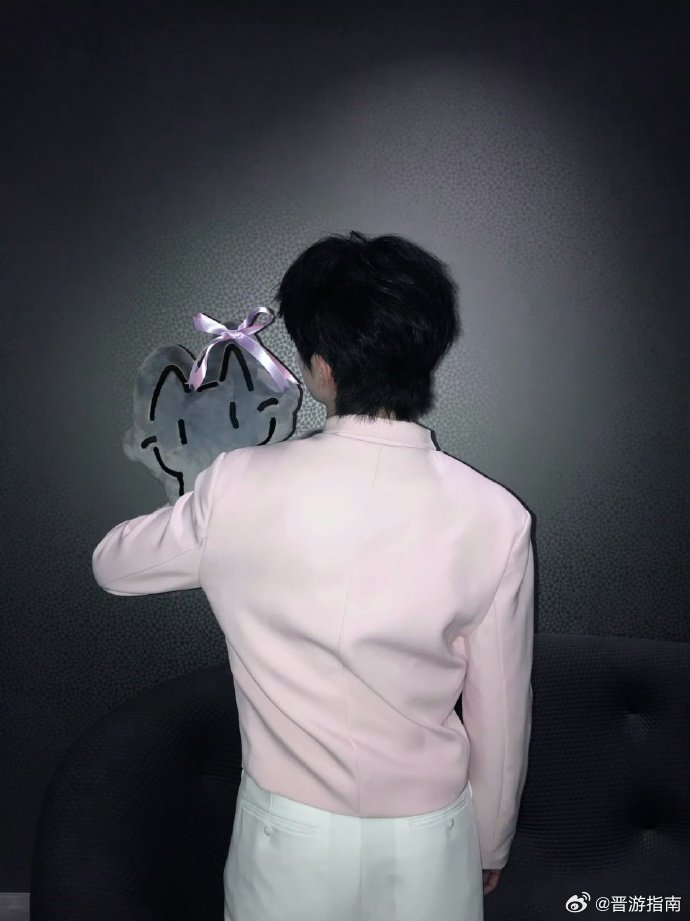 穆祉丞给面团娃娃系粉色蝴蝶结穆祉丞也是猫奴来的粉色蝴蝶结搭面团娃娃，这个搭配怎么