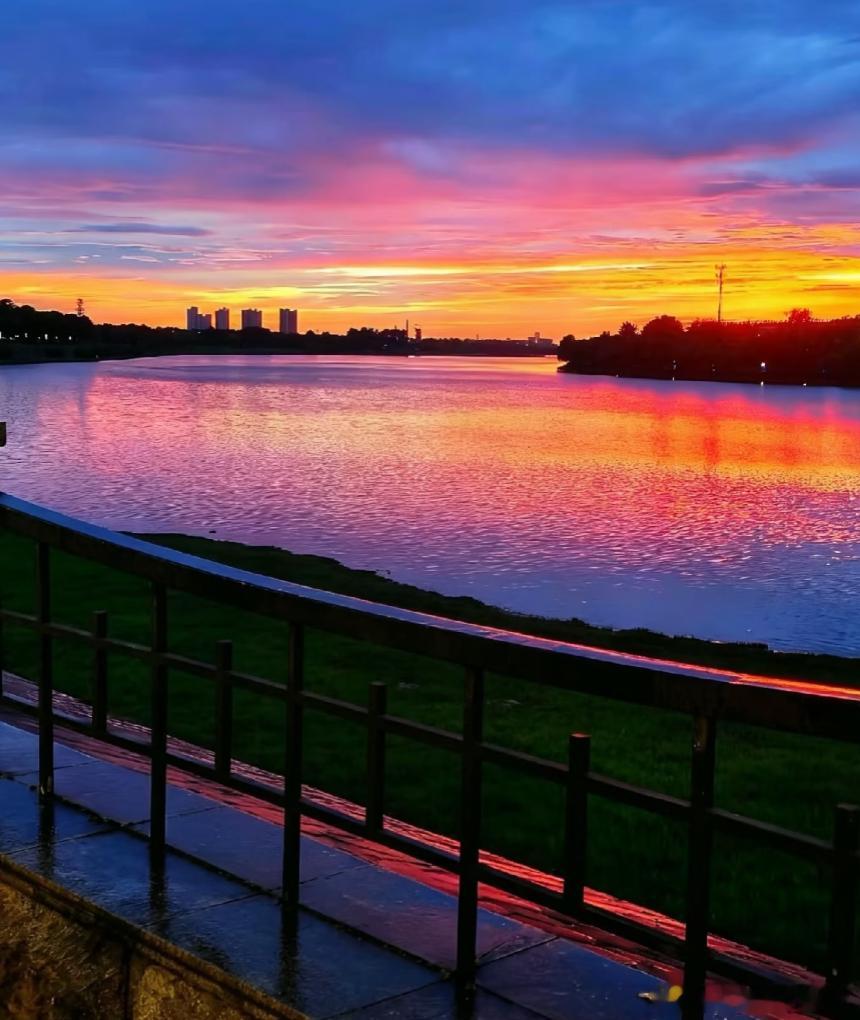 驴友🏝🌅🏝莫道桑榆晚🌇为霞尚满天——🌄在我的家乡六安市的月亮岛上，夕阳
