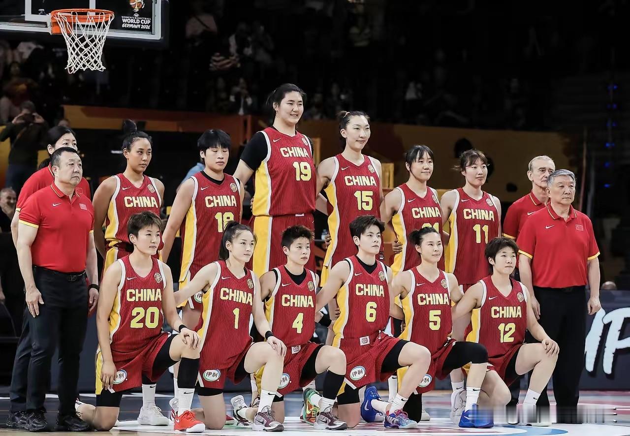八强打完那天，我对着屏幕沉默了很久。
 
这一届世界杯，中国女篮没能再往前一步。
