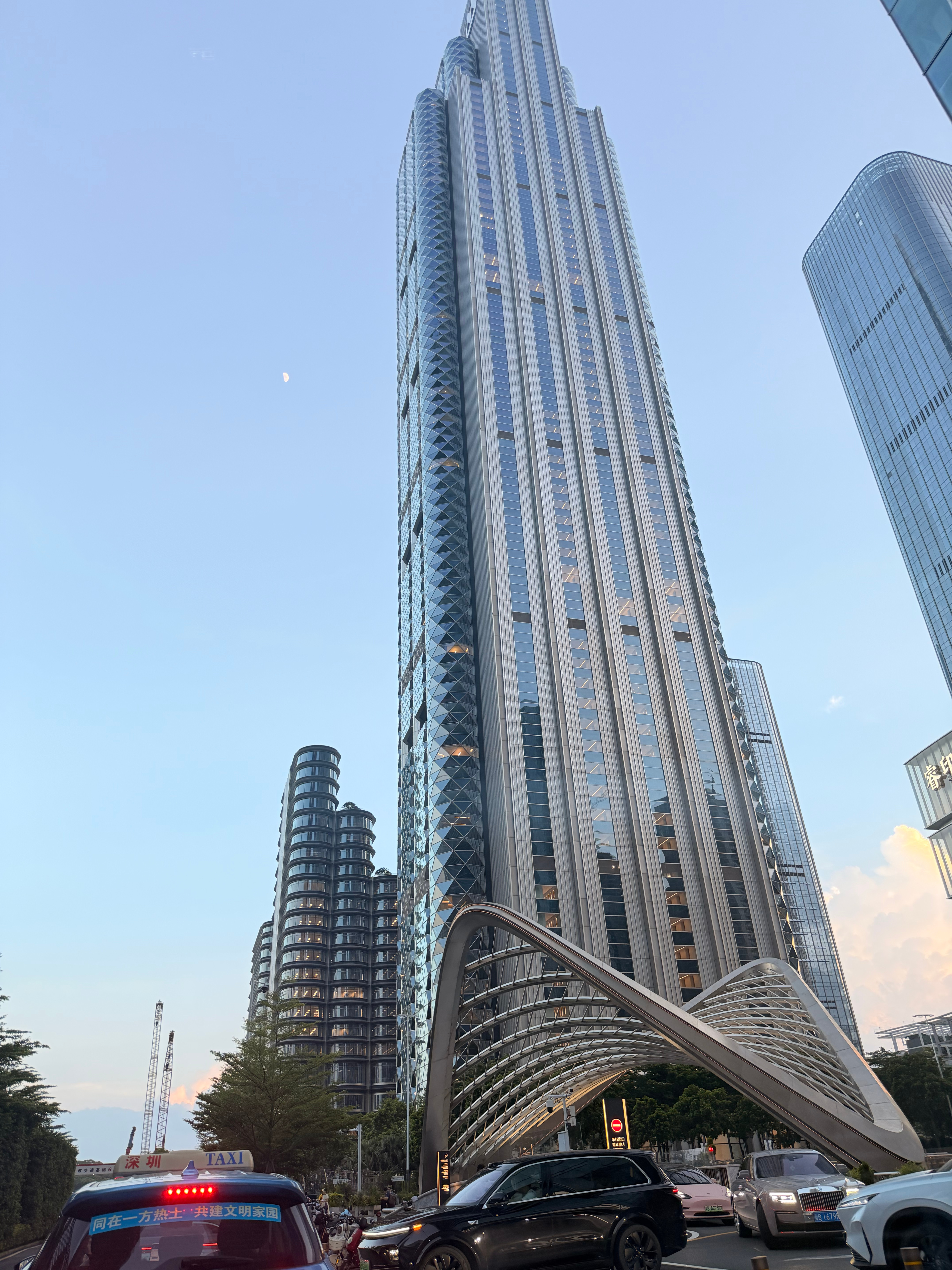 路过深湾超总，招商银行总部大楼已经建成，好气派。。楼下还停了个Cybertruc