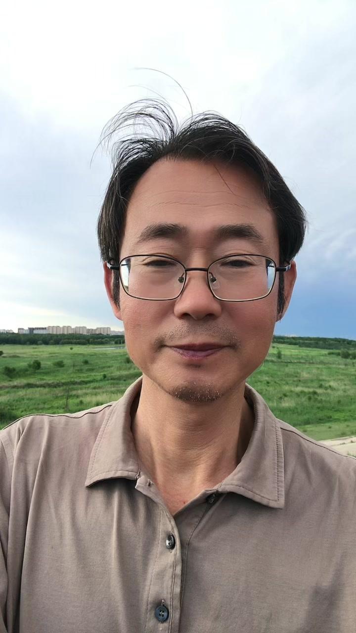 🌇在城市里待久了，总需要这样一片天地放空自己。抬头是棉花糖似的云朵，低头是熟悉