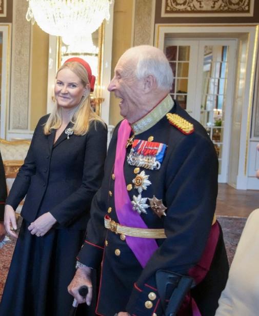 多位曾经和爱泼斯坦来往过密的知名人士，都用上了同一个词，我不记得了。
安德鲁王子