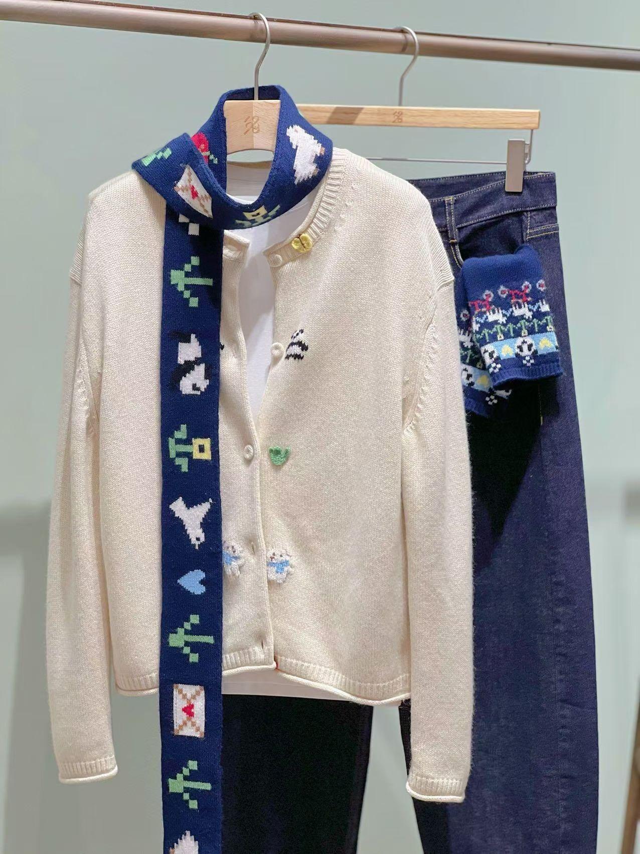 正装
休闲装
你喜欢😍
哪款？👚

不少朋友说日常通勤总在这两类穿搭里纠结：