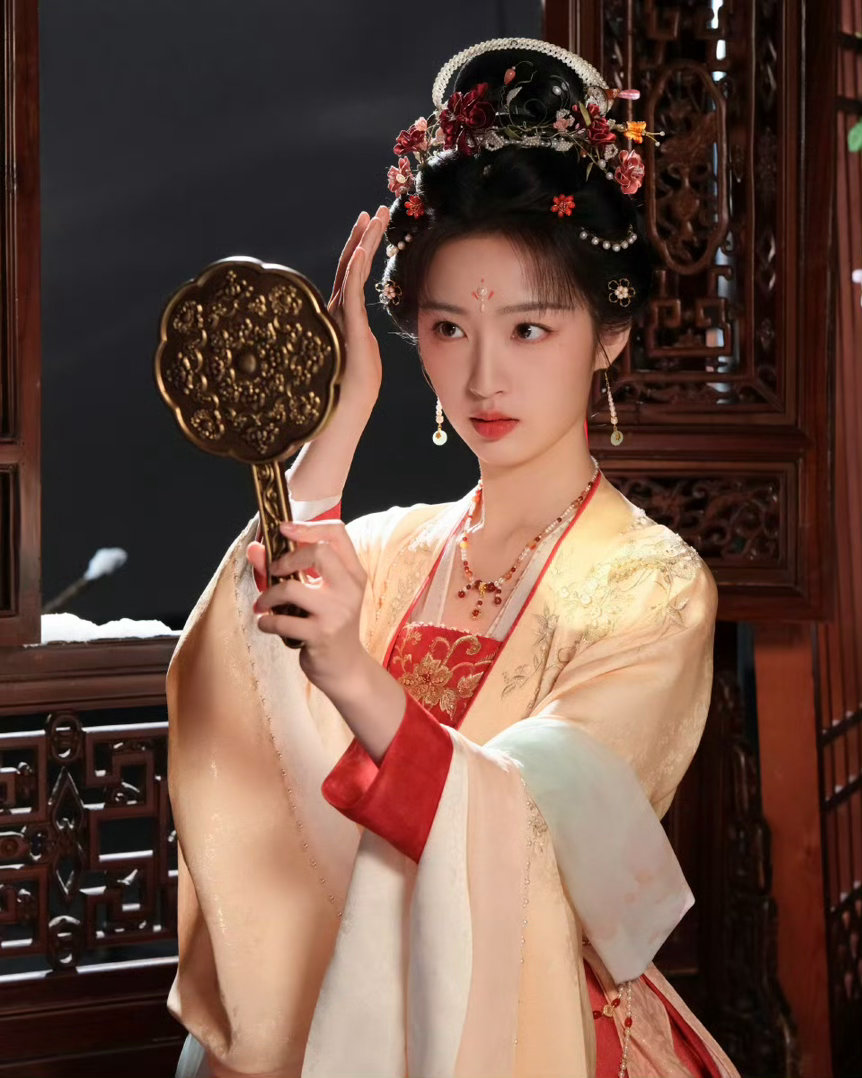 邓恩熙 恰逢春春风款款，好戏连连。邓恩熙沉浸式演绎春日少女，神态自然、情绪饱满，