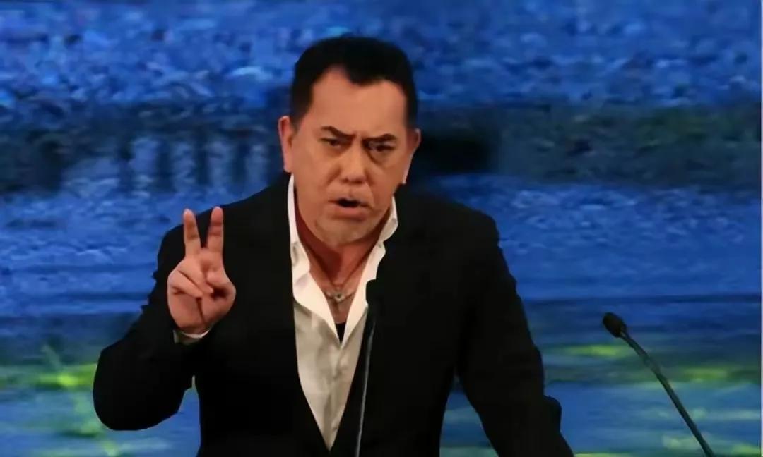这是改邪归正了？黄秋生指责让他滚出中国的网友是港独。

香港金像奖居然提名黄秋生