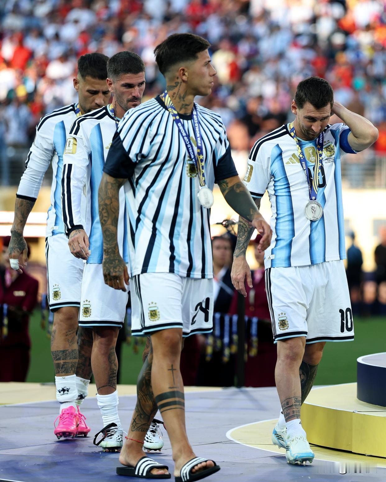 梅西带领的阿根廷🇦🇷队他们还好意思哭！得了便宜还卖乖！多次死里逃生，能进决赛