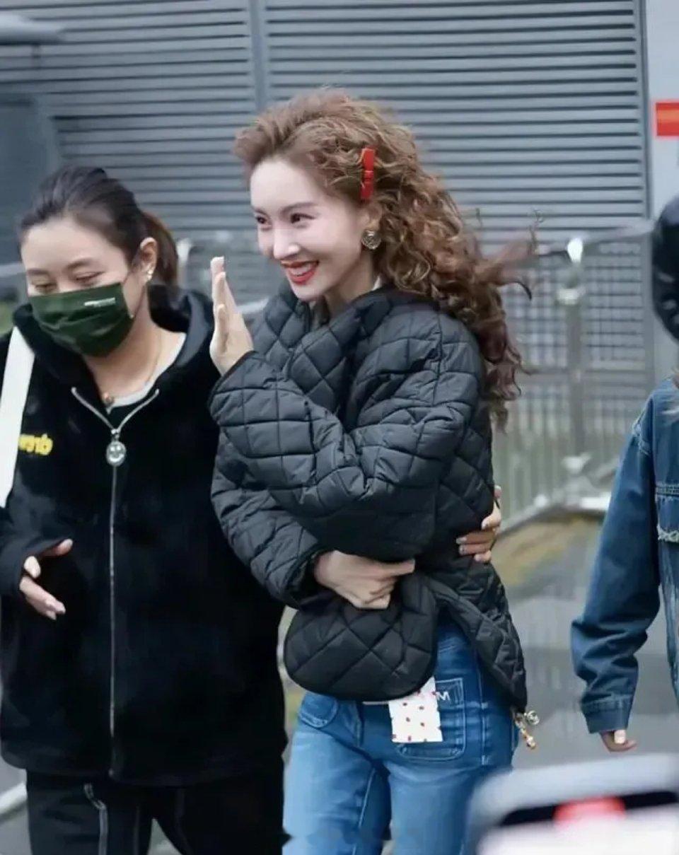 34岁金晨烫卷发翻车，失去了原本的灵动，网友：太瘦撑不起头型 