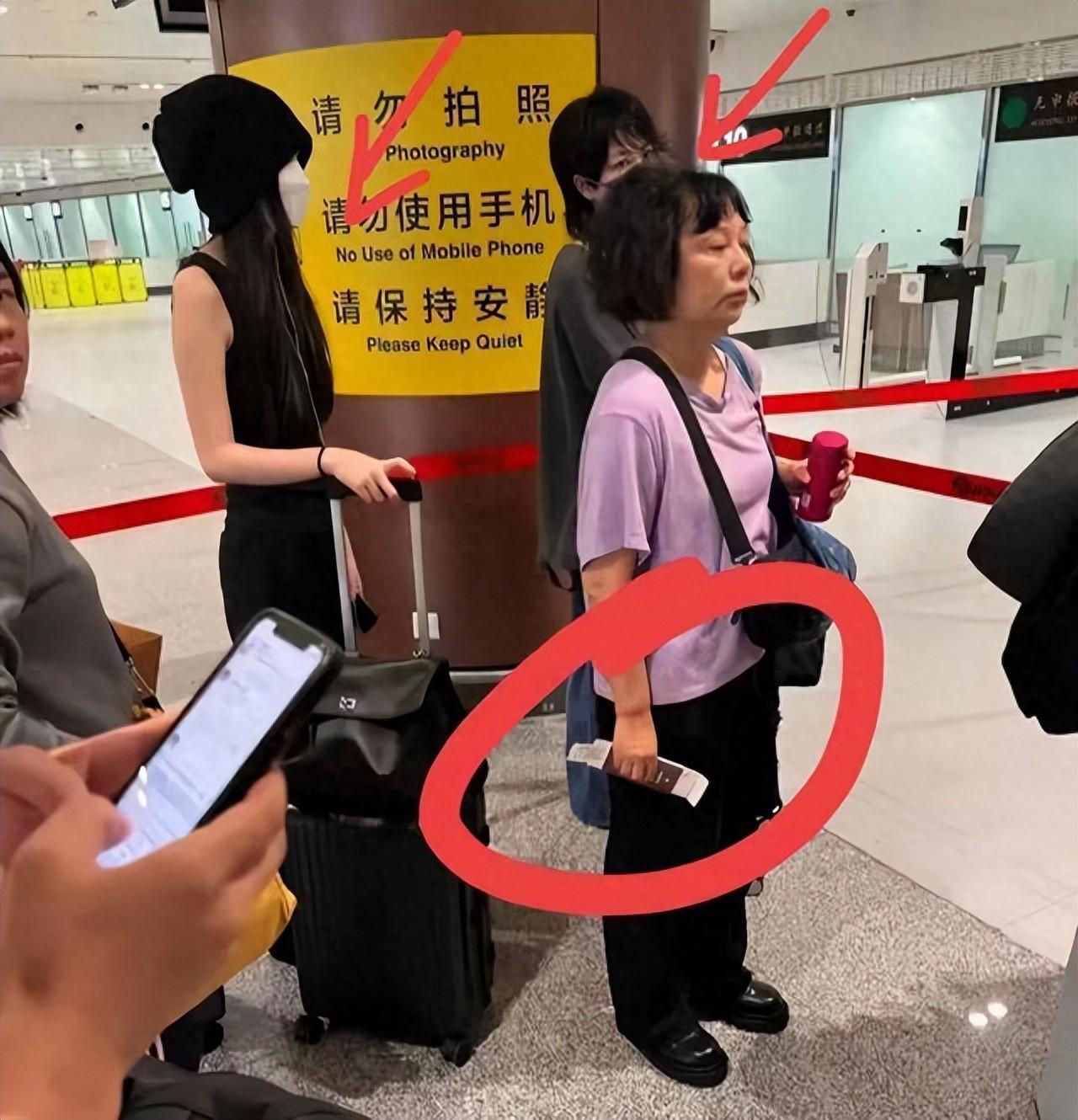 快讯！

9 月 25 日，网友在英国机场摆渡车上偶遇回北京的王菲，她独自一人、