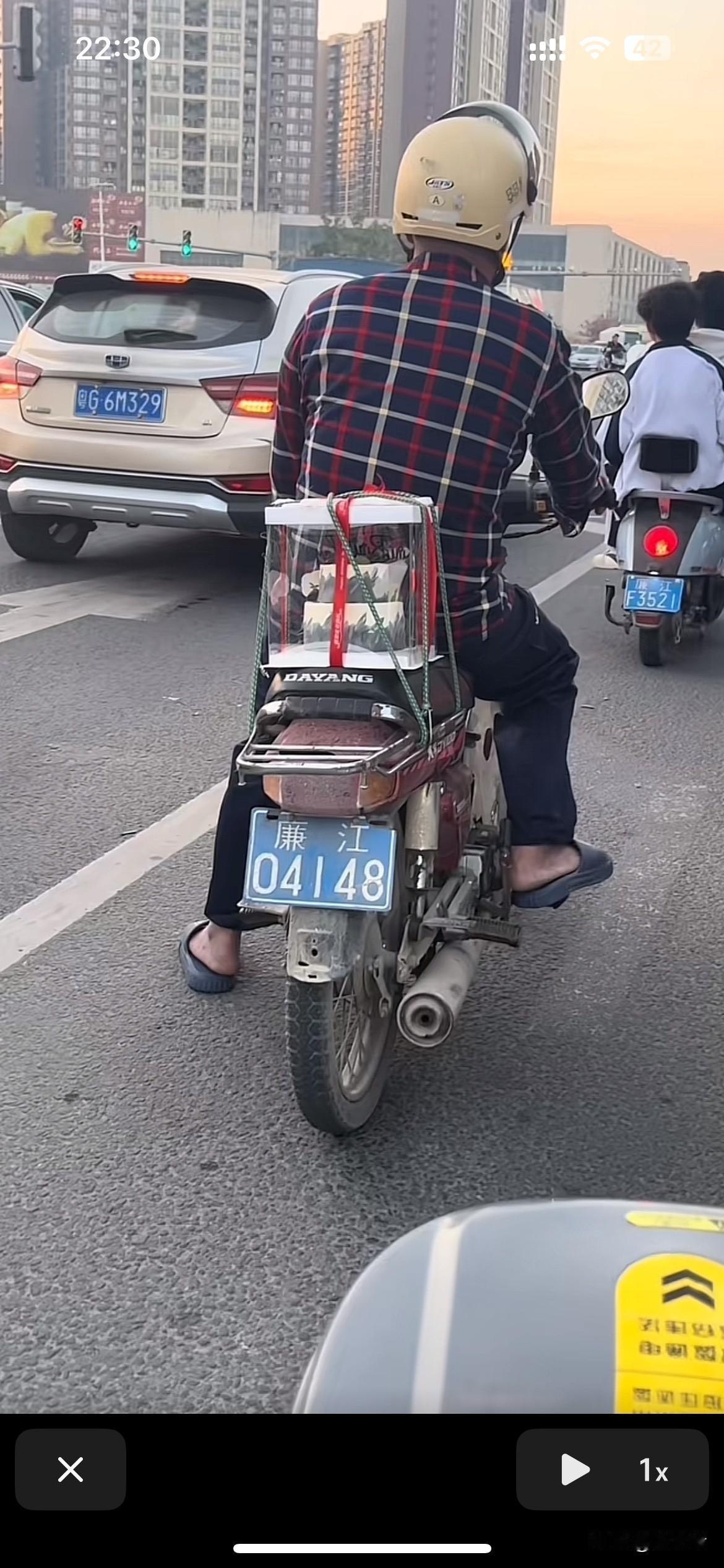 别看老爸平时话少得像挤牙膏，甚至有点“抠搜”   其实他的爱全藏在生活的褶子里，