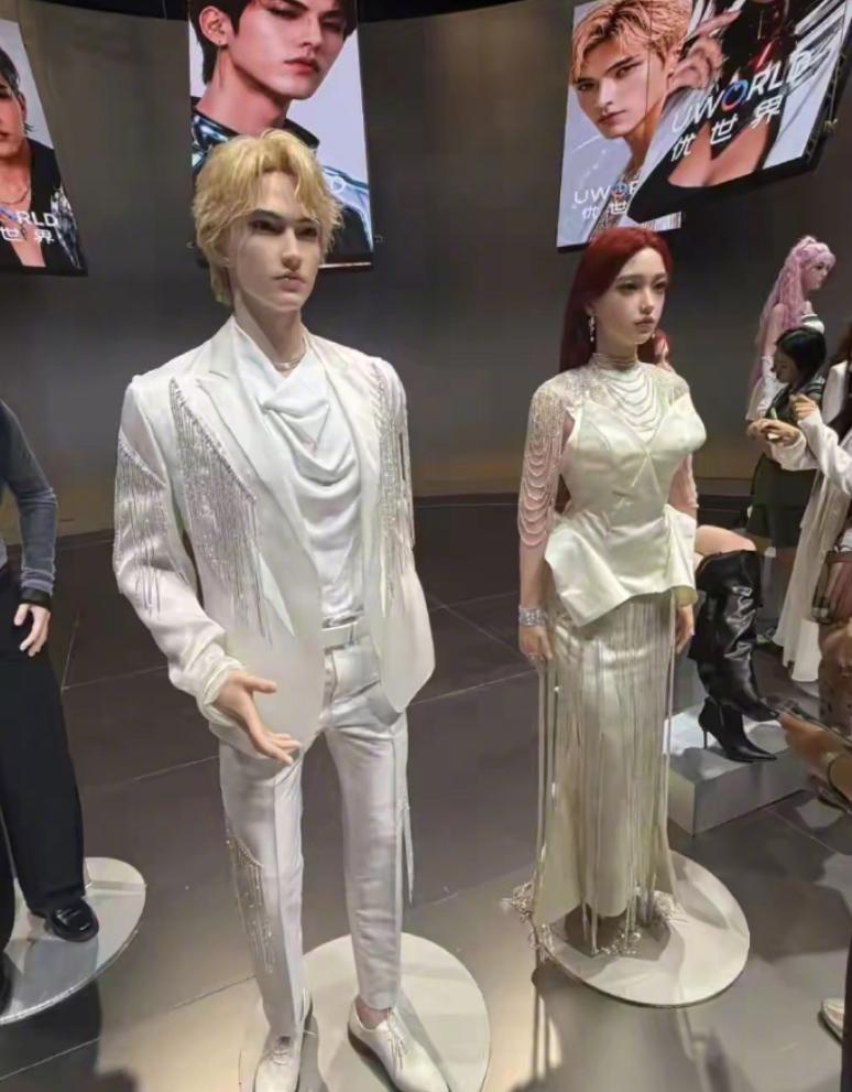 优必选这款仿生机器人直接炸翻全网，起步 11.98 万，顶配男款干到 99 万，