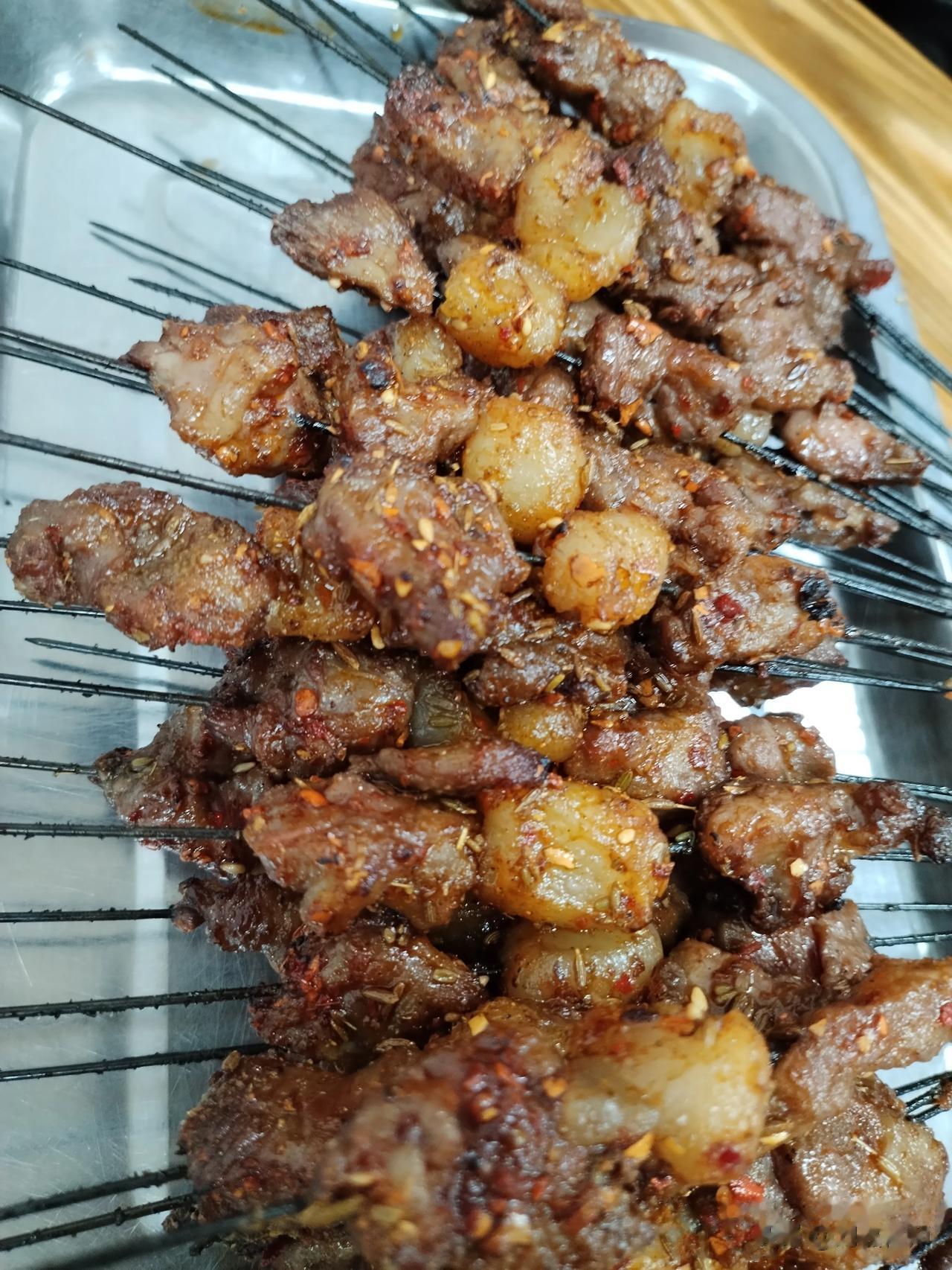 对着烤肉发誓，单方宣布对胡辣汤进行制裁，不吃了