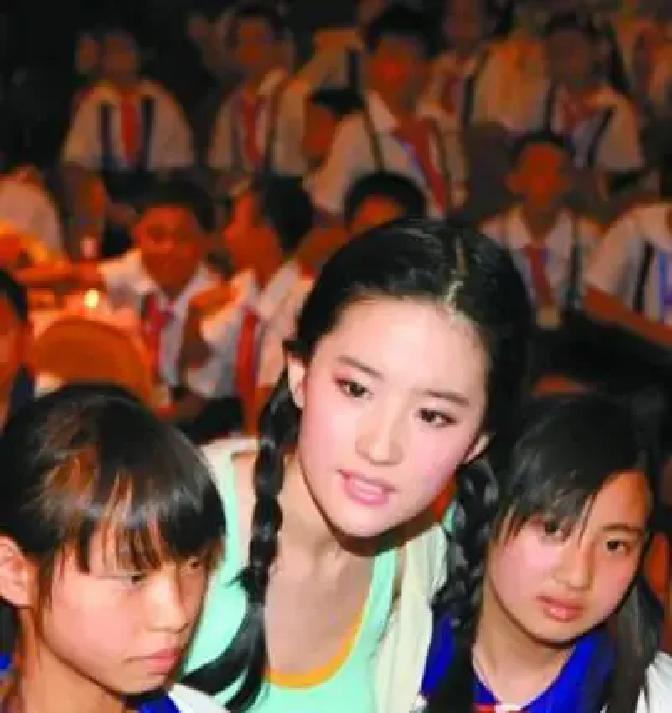 分手消息出来那会儿，很多人都替刘亦菲惋惜。

这段从2015年开始的跨国恋，到底