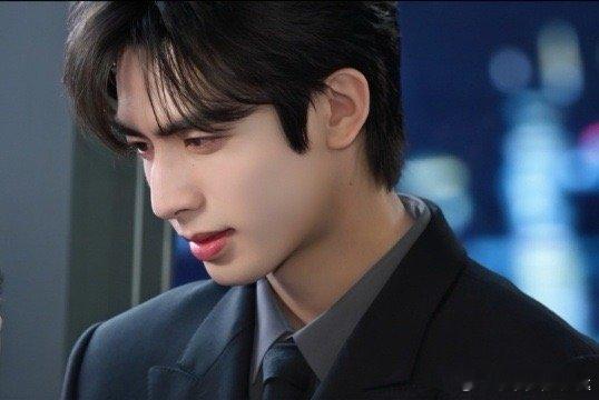 终于懂了为什么大家喜欢宋威龙 宋威龙十年初心未改，戏里苏感爆棚戏外温柔真诚，细节