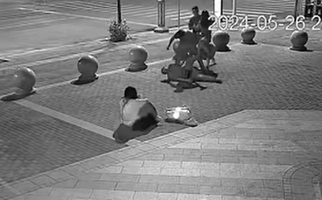 俗话说清官难断家务事，尤其是父母教训孩子的时候，外人还是尽量不要插手。这个男子不