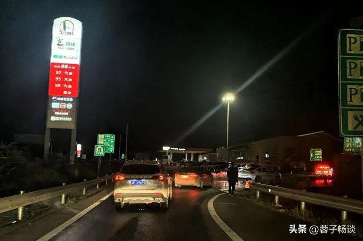 高速睡一觉被收500超时费？
前几天刷到一个车主吐槽，在服务区睡了6个小时，出收