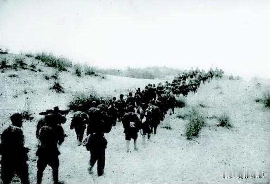 1949年9月25日、26日，新疆军政主官先后通电起义，接受和平改编，宣告新疆和