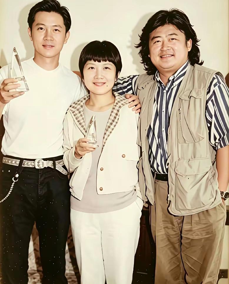 90年代珍贵老合影氛围感拉满🔥
李娜手拿奖杯，凭借一曲《嫂子颂》拿下奖项，和刘