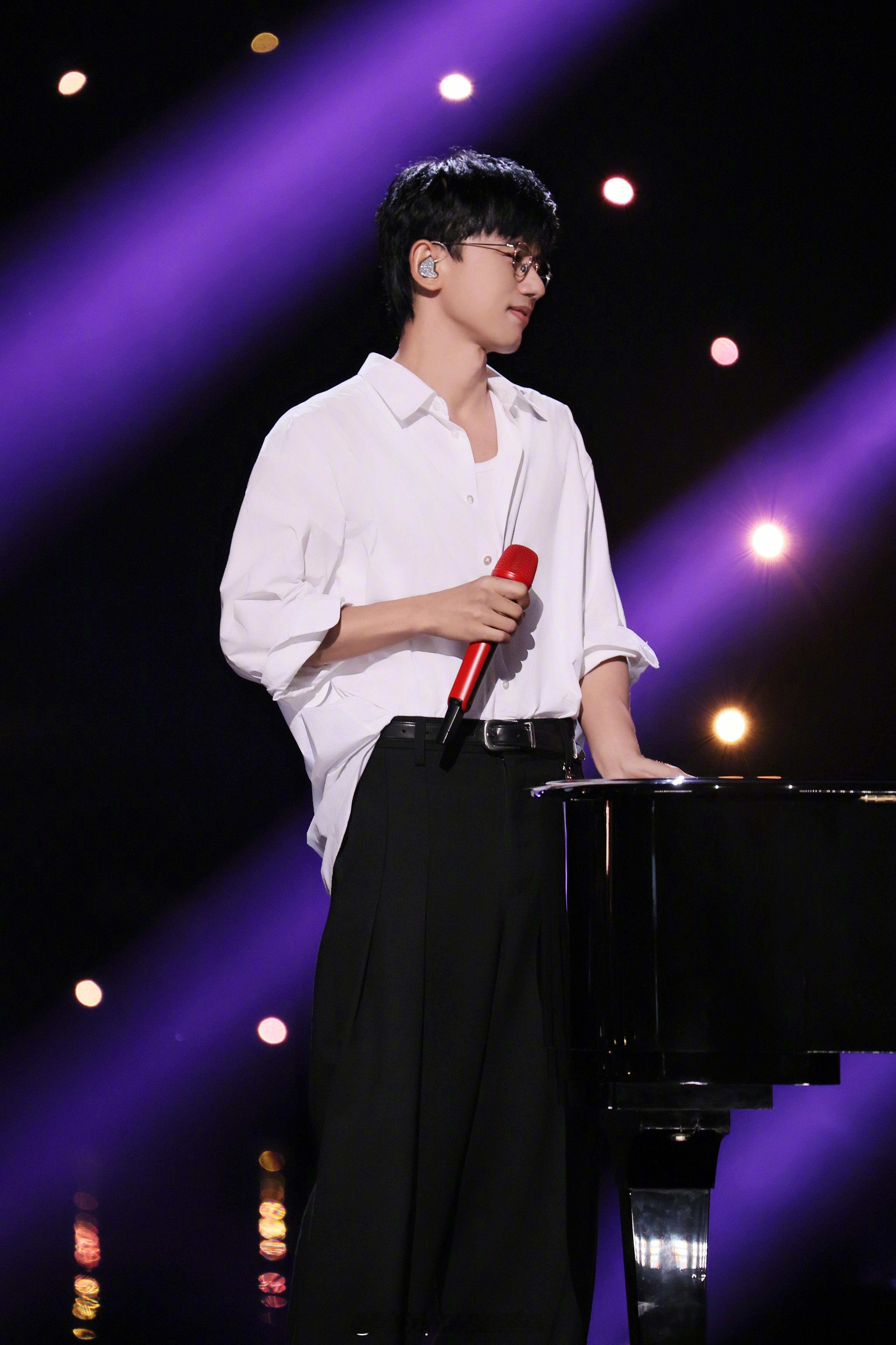 除夕之夜直播倒计时6天目前网传solo独唱的有：天后：王菲内娱影坛中生代男一：邓