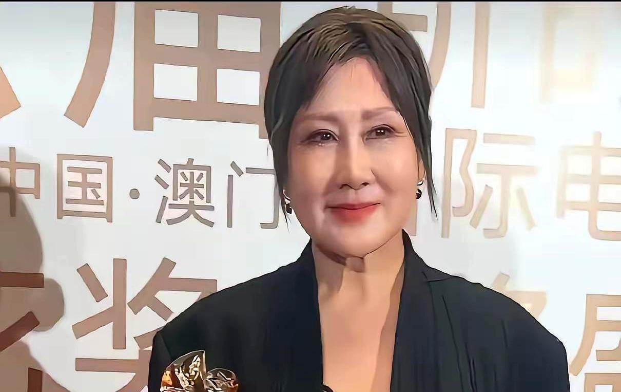 花大价钱跑到韩国折腾一圈，62岁的张凯丽皱纹倒是真没了，两坨鼓囊囊的苹果肌也硬拔
