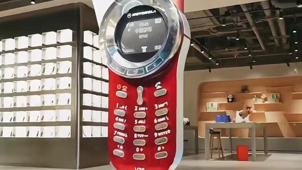 11月25日，深圳华强北一家手机博物馆展出了一台近2米高的定制摩托罗拉V70手机