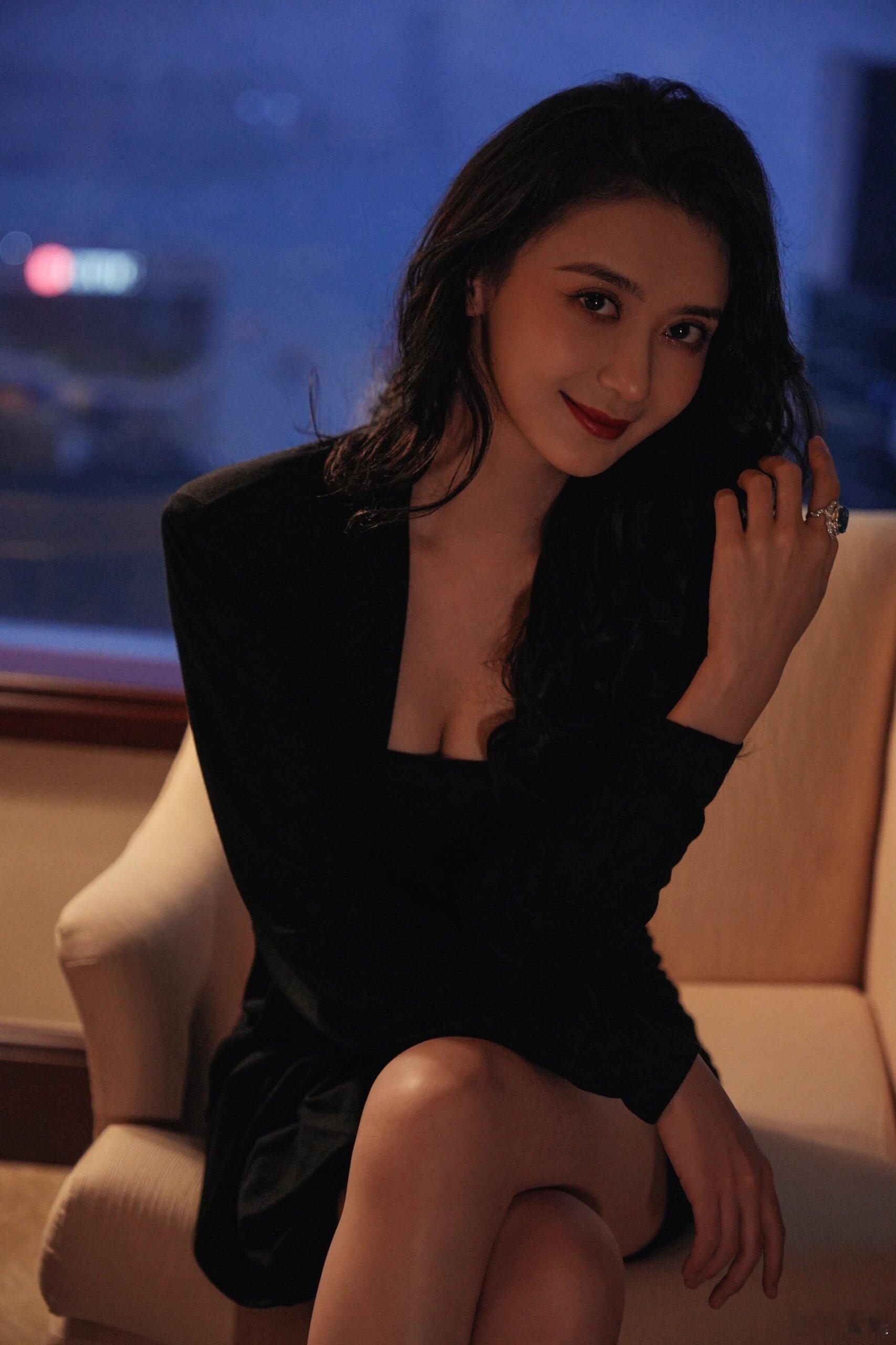 徐梓钧 📸 青年演员氛围感拍照，大秀撩人美腿 ​​​