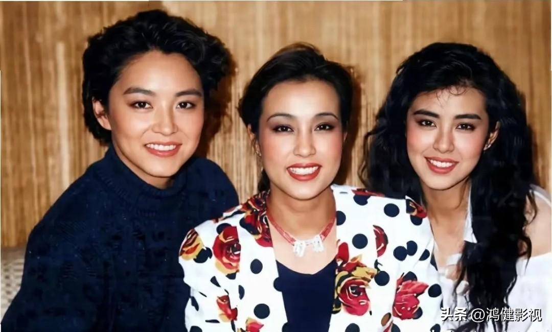 三位美女合影。左边是细眉飞扬，明眸善睐的林青霞；中间是细眉飞扬，秀韵多姿的刘晓庆