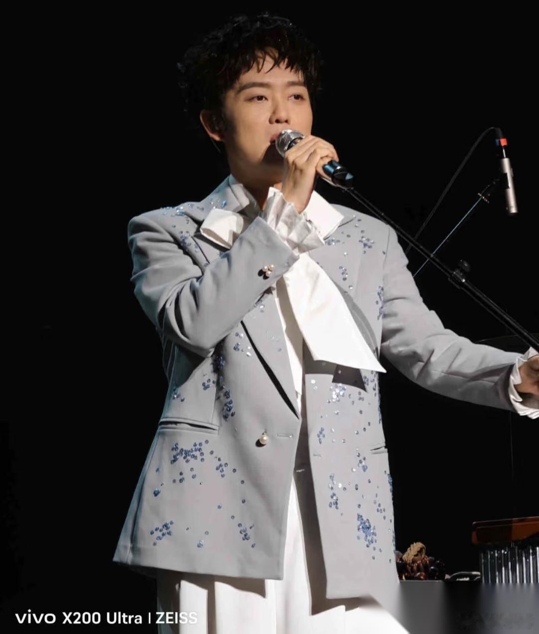 谢娜开了个好头，秦昊也要开演唱会了。 当然，这个是网友玩梗了！事实上，确实是秦昊