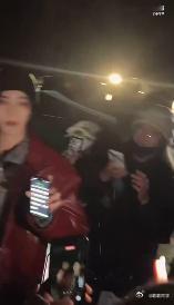 侯明昊和粉丝面对面建群发红包 家人们快为侯明昊点赞！线下和粉丝面对面建群发红包，