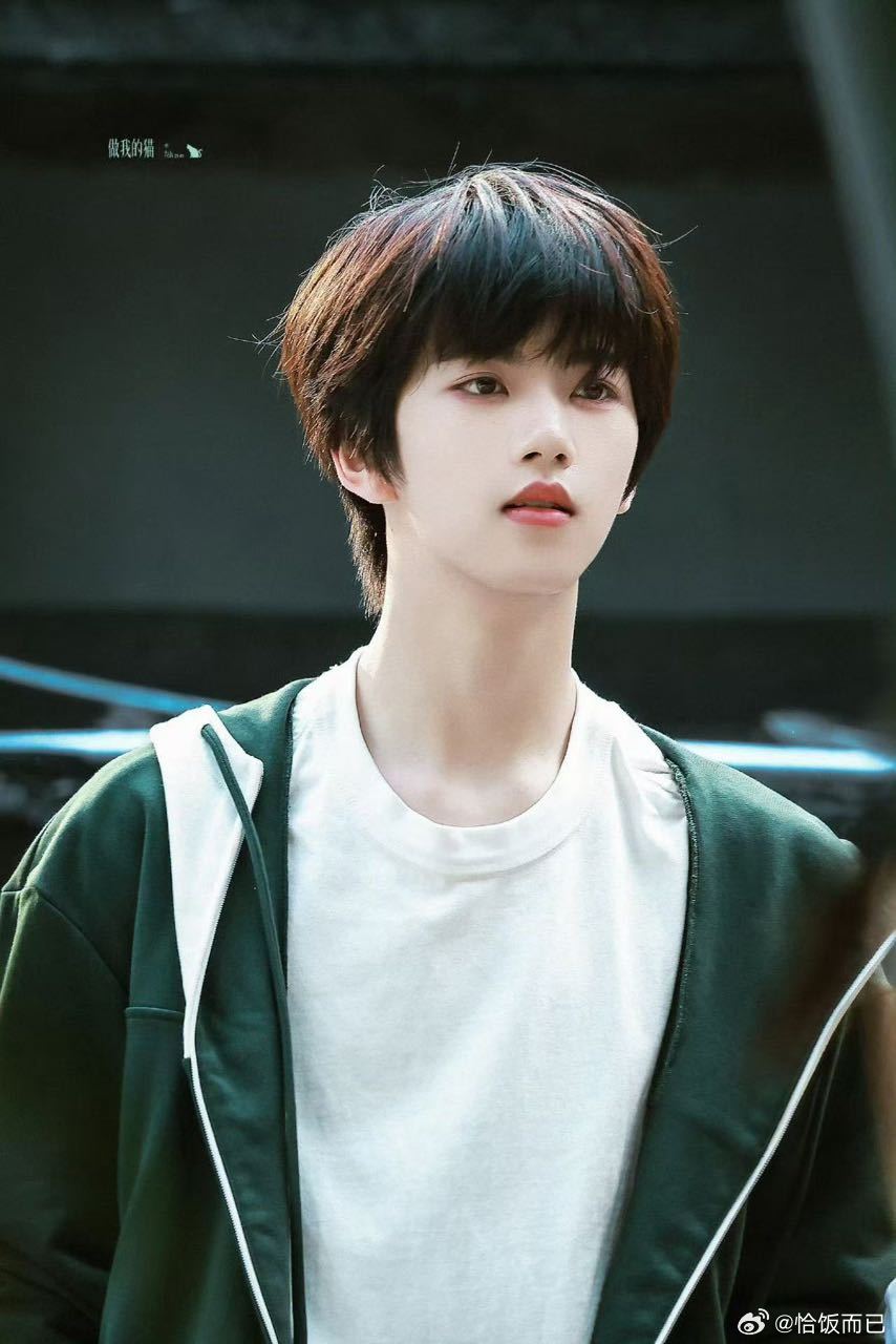 四代张函瑞露额头路透帅气满分 完全是港风男孩吧氛围感十足张函瑞徐安博