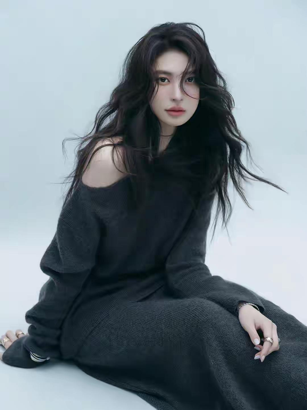 黑魅，
黑色魅力！
黑色是经典色，
裙装，鞋子，甚至头发，
采用黑色元素，都会魅