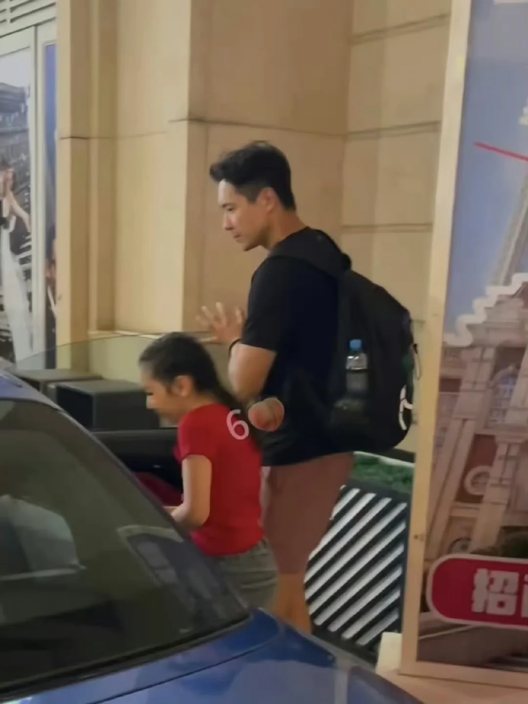 天津偶遇高云翔接女儿小酒窝演出结束下班