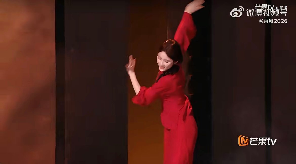张慧雯跟着你到天边乘风初舞台第二场张慧雯红衣舞台梦回《归来》，舞蹈里全是细腻情感