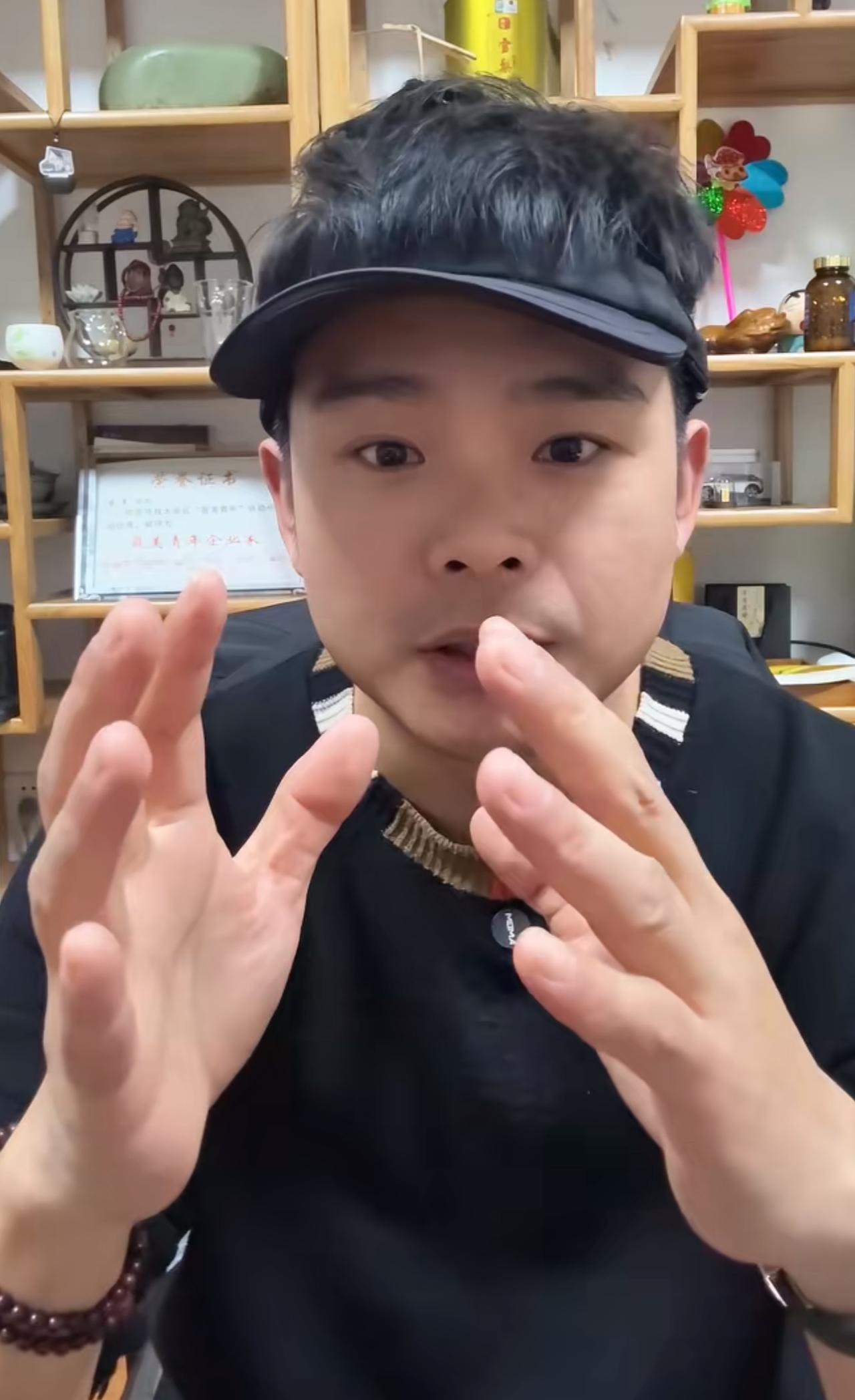 呆呆的榜一大哥真不简单，一场直播豪刷100个嘉年华，一个嘉年华折合人民币3000