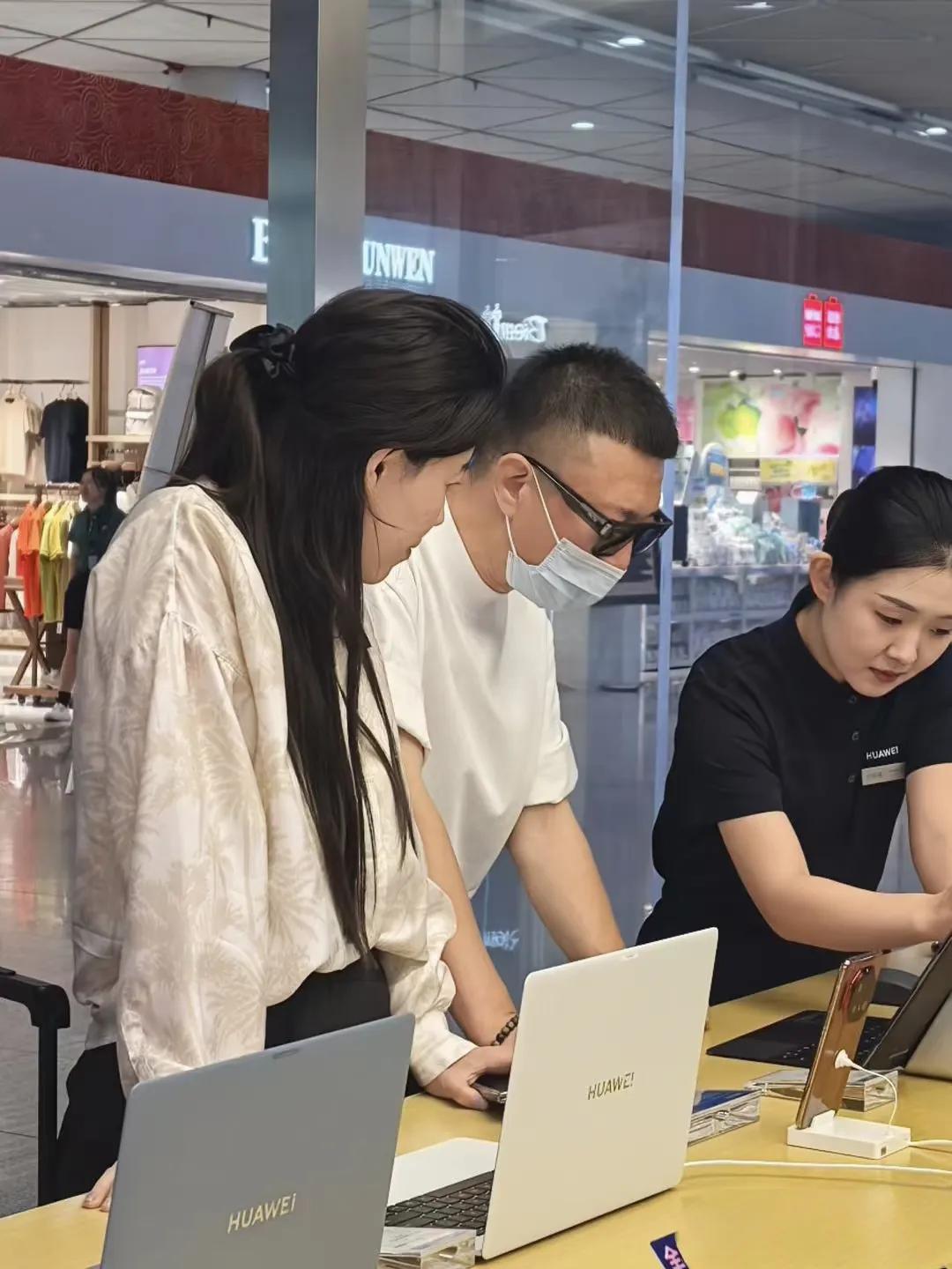 孙红雷坐飞机离开西安，他拖着行李箱现身机场，和经纪人一起到店里体验华为折叠电脑，