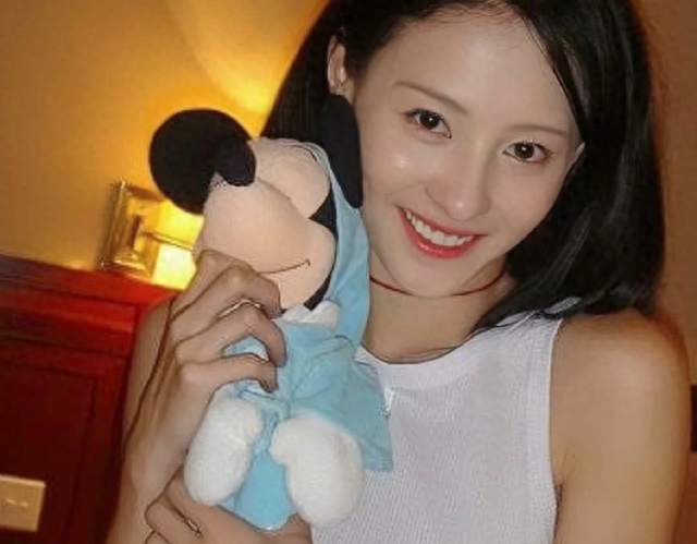 张柏芝说周星驰的胡子像她父亲，但她父亲那把胡子，差点毁了她
